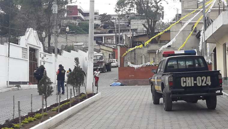 Los hermanos José Secundino y Haroldo Muxín Ruano fueron ultimados cuando salían del Cementerio General de Chimaltenango. (Foto Prensa Libre: Víctor Chamalé)