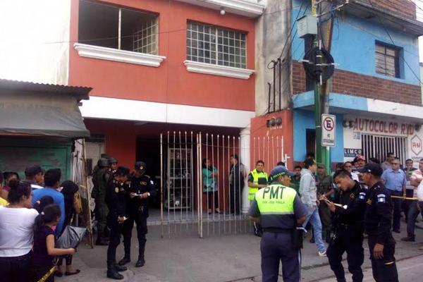 Los pistoleros ingresaron al comercio y dispararon en contra de Concua Sosa. (Foto Prensa Libre: Bomberos Voluntarios)<br _mce_bogus="1"/>