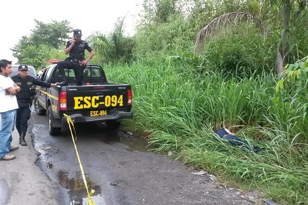 La Policía Nacional Civil investiga el crimen. (Foto Prensa Libre: Carlos Paredes).