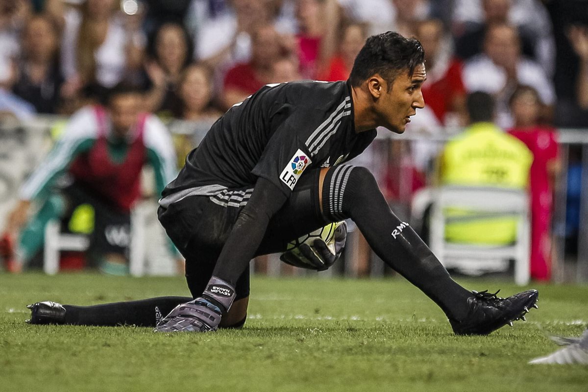 Tras su gran actuación, Keylor Navas fue ovacionado por la afición en el Bernabéu el pasado sábado. (Foto Prensa Libre: EFE)