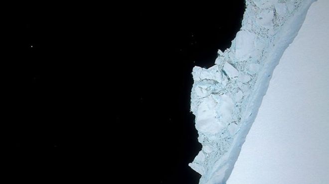 Con un peso de un billón de toneladas, el coloso de hielo se desprendió de la Plataforma de Hielo Larsen C el año pasado. NASA/JOHN SONNTAG