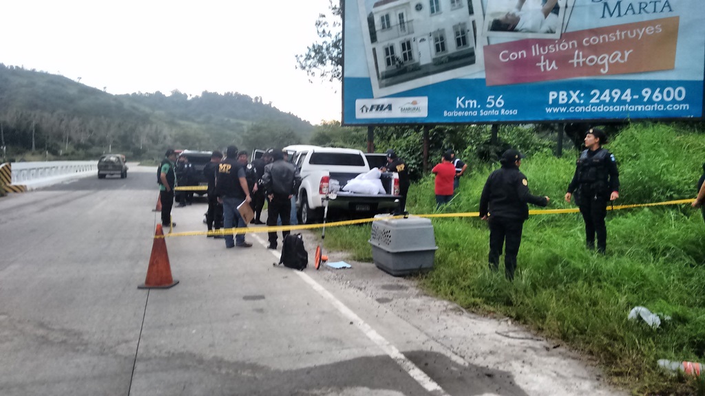 Autoridades hallan paqueres con supuesta droga en picop en carretera a El Salvador, jurisdicción de Barberena, Santa Rosa. (Foto Prensa Libre: Oswaldo Cardona)