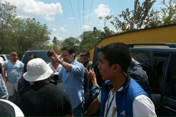 Alfonso Portillo es recibido por vecinos de la aldea Santa Cruz, Río Hondo, Zacapa, cuando llega a su finca. (Foto Prensa Libre: Víctor Gómez)