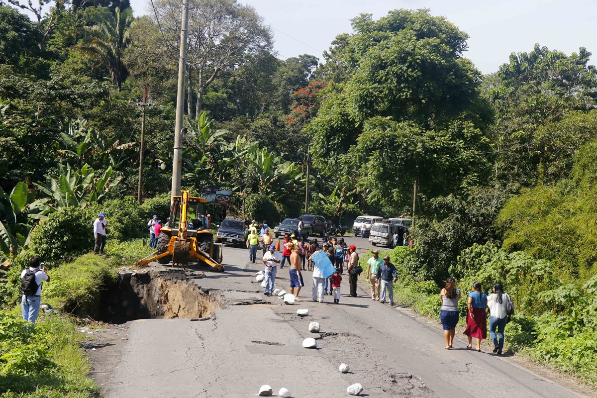 El paso por el km 188 de la ruta de Retalhuleu a Quetzaltenango es irregular, debido a daños en la ruta. (Foto Prensa Libre: Rolando Miranda)