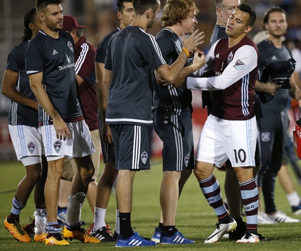 Marco Pappa (10) recibe felicitaciones de parte de sus compañeros, en el triunfo de ayer del Colorado Rapids contra el Chicago Fire (Foto Prensa Libre: AP)