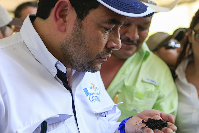 Con gorra y barba, el presidente Jimmy Morales participa en la presentación de una planta de tratamiento en el Irtra de San Martín Zapotitlán, Retalhuleu. (Foto Prensa Libre: Presidencia)