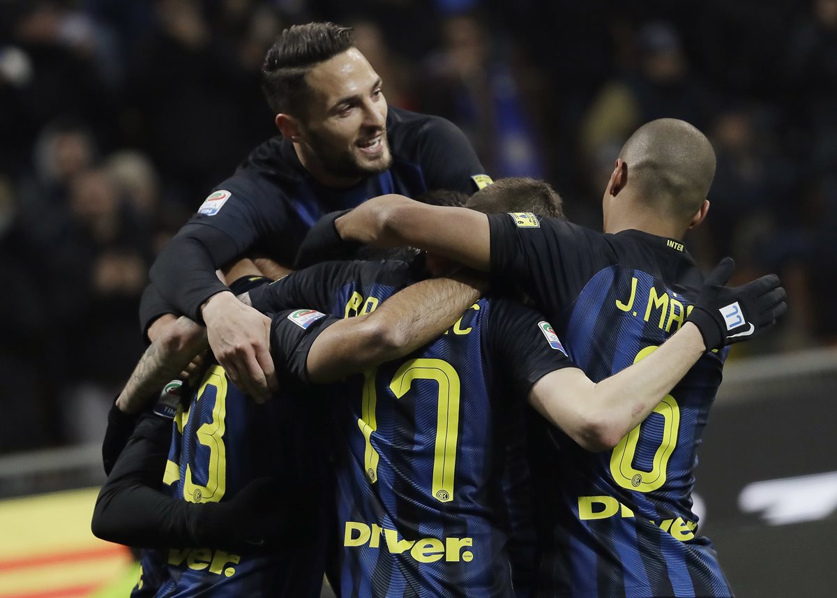 Los jugadores del Inter de Milán festejan en la victoria contra el Pescara. (Foto Prensa Libre: AP)