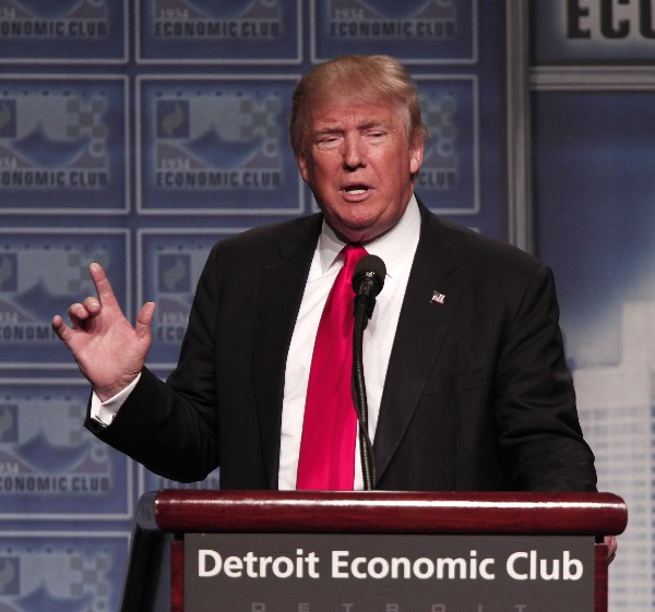 Donald Trump presenta su plan económico en Detroit. (Foto Prensa Libre:AFP).