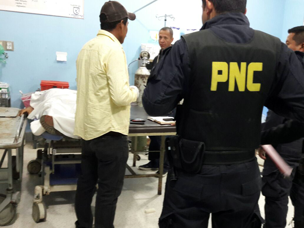 Agente de la PNC y pobladores en la emergencia del Hospital Nacional de Jalapa, donde murió Jorge Estuardo Nájera Trigueros, de 24 años. (Foto Prensa Libre: Hugo Oliva)