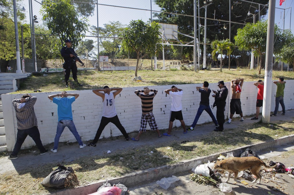 Efestivos de la policía de El Salvador busca contener mortífera escalada de violencia de mareros. (EFE).