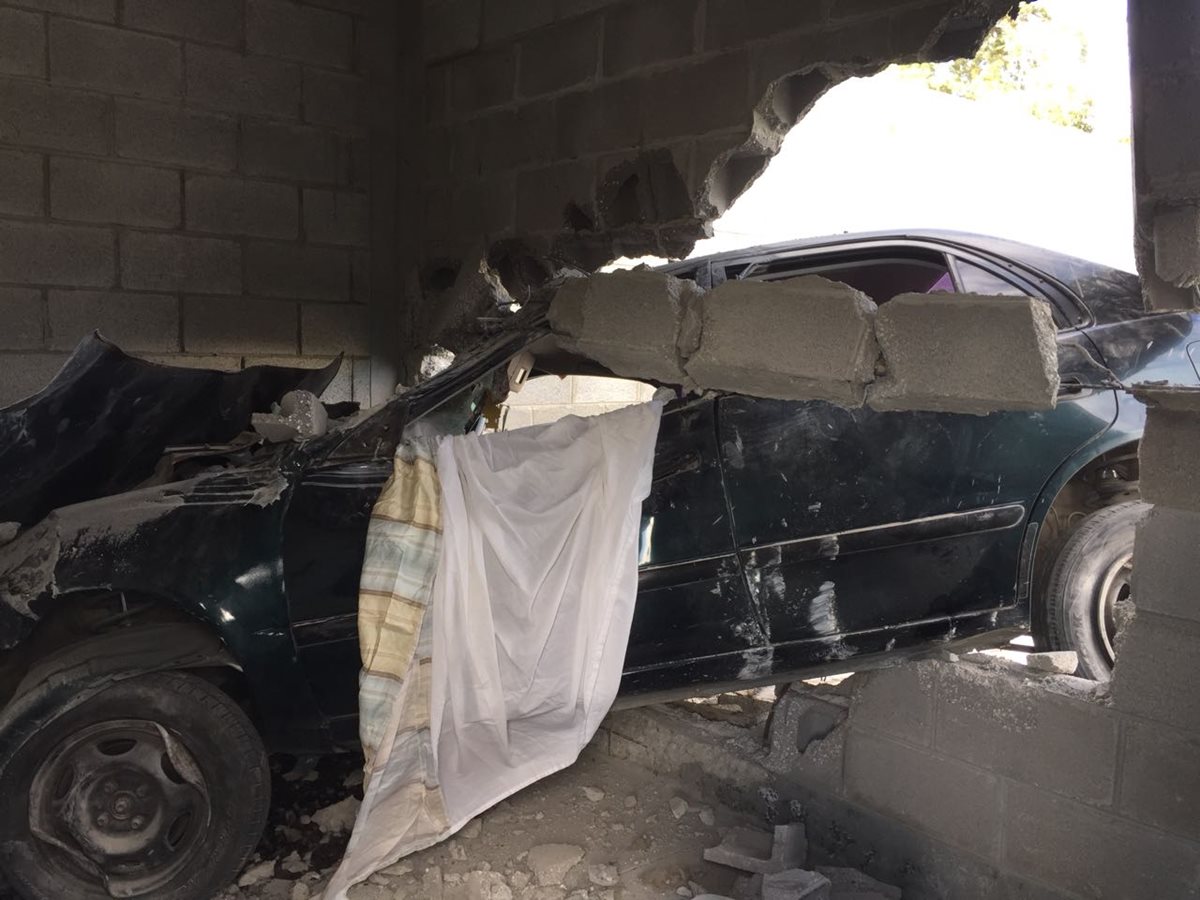 El vehículo en el que viajaban los hermanos Esteban Benito quedó adentro de una vivienda en construcción en la salida de San Pedro Pinula hacia San Luis Jilotepeque. (Foto Prensa Libre: Hugo Oliva)