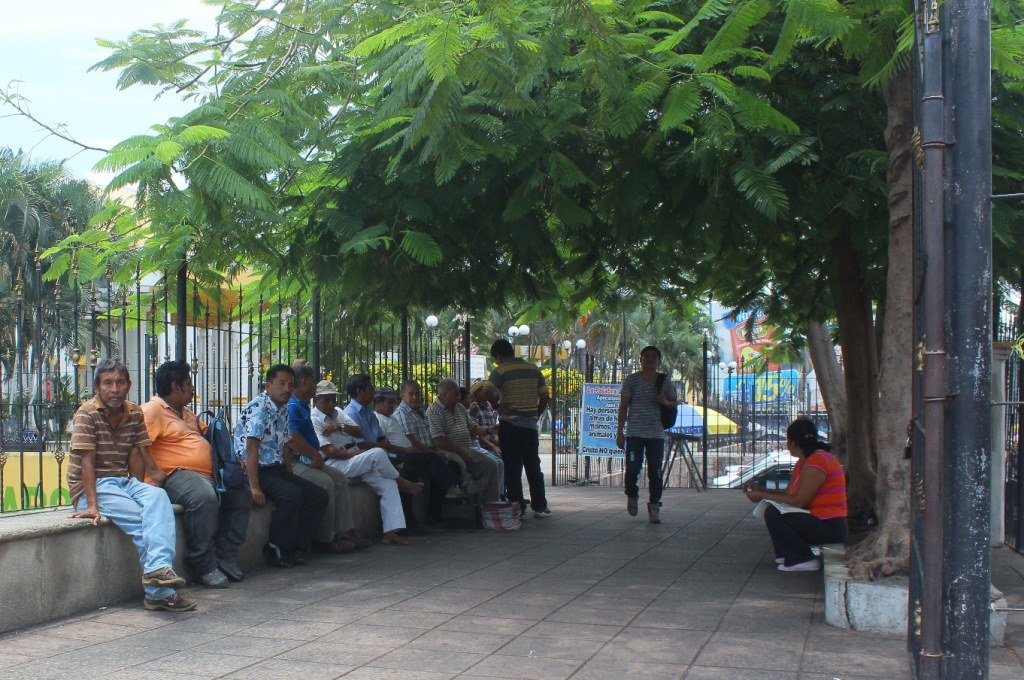 En el parque central de la ciudad de Escuintla es normal encontrar gente desempleada que anda en busca de trabajo. (Foto Prensa Libre: Melvin Sandoval)