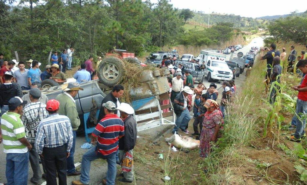 Conductores y vecinos observan el picop volcado en la ruta de Quiché a Huehuetenango, en San Pedro Jocopilas. (Foto Prensa Libre: Óscar Figueroa)