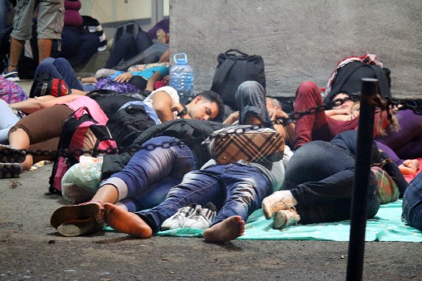 Cientos de inmigrantes cubanos se encuentran varados en el puesto fronterizo de Peñas Blancas. (Foto Prensa Libre: EFE)