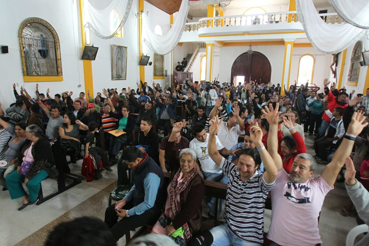 Vecinos de El Cambray 2, reunidos en la Iglesia Católica de Santa Catarina Pinula, aceptan el traslado a San José Pinula. (Foto Prensa Libre: Esbin García)