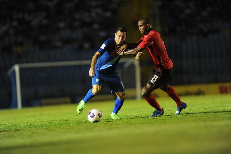 Marco Pablo Pappa (i) es uno de los futbolistas que deberá liderar a la Bicolor en el partido decisivo contra Trinidad y Tobago (Foto Prensa Libre: Hemeroteca PL)