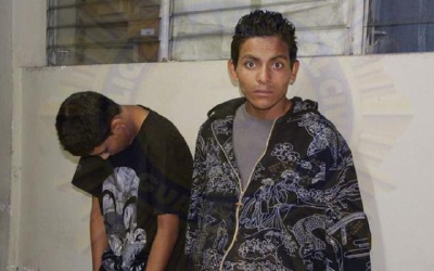 Gerson Antonio Toraya Ramírez (derecha) y el menor de 16 años fueron apresados en El Milagro, zona 6 de Mixco. (Foto Prensa Libre: PNC)