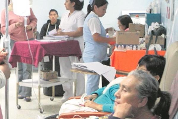 Pacientes en sala de espera del Hospital San Juan de Dios. (Foto Prensa Libre: Archivo)