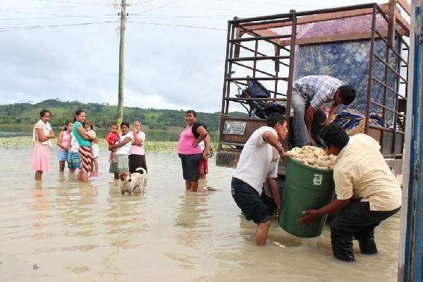 Familias afectadas por el desborde de la laguna Sacpuy rescatan  algunas de sus pertenencias.