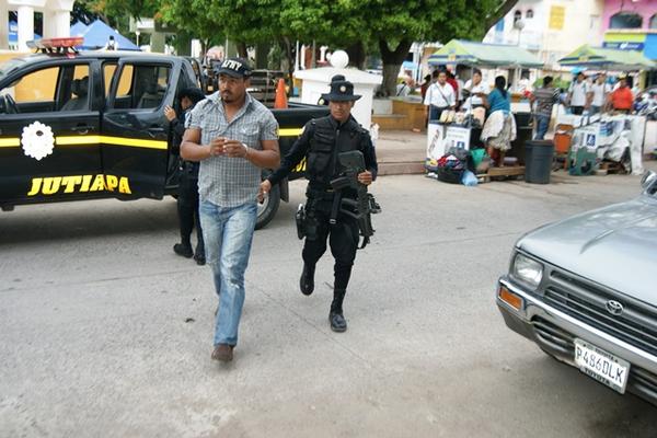 Edwin Ramírez, fue detenido en Atescatempa donde dirigía a 20 salvadoreños. (Foto Prensa Libre: Cortesía PNC)
