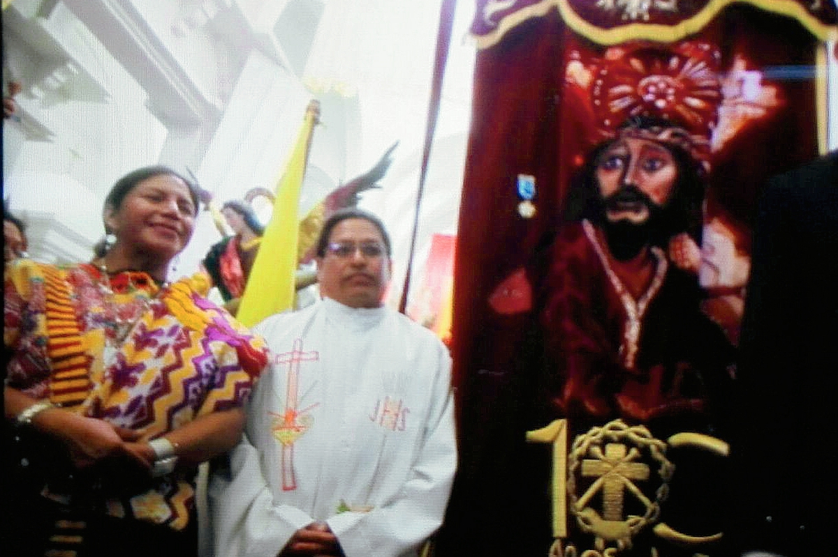 La Orden del Quetzal en Grado de Gran Oficial fue impuesta al estandarte de la hermandad de Jesús Nazareno de Mixco. (Foto Prensa Libre: Edwin Bercián).