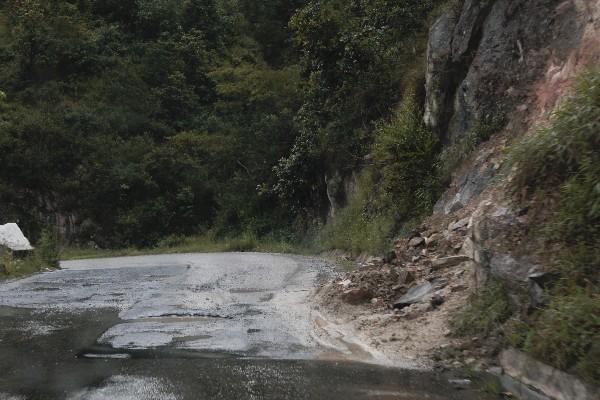 Tránsito es peligroso en el trecho de    Cumbre de Rabinal, en el municipio del mismo nombre.