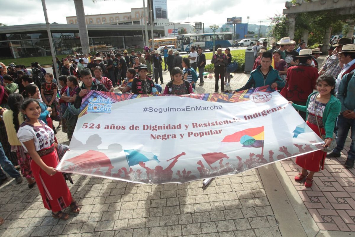 Campesinos reunidos en la Plaza Obelisco para la marcha por la dignidad indígena. (Foto Prensa Libre: Érick Ávila)