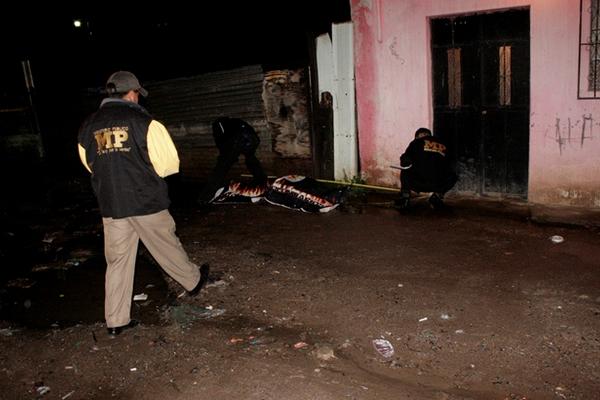 Fiscales del Ministerio Público recolectan evidencias en el lugar del crimen. (Foto Prensa Libre: Óscar Figueroa)<br _mce_bogus="1"/>