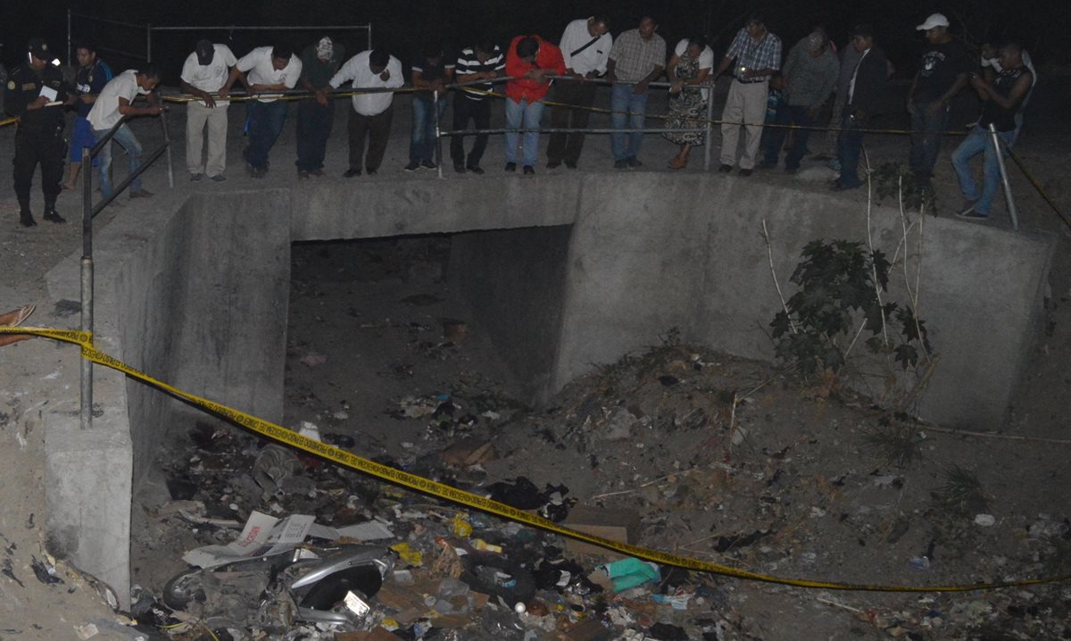 Agentes policiales acordonan lugar del accidente en Estanzuela, Zacapa. (Foto Prensa Libre: Víctor Gómez)