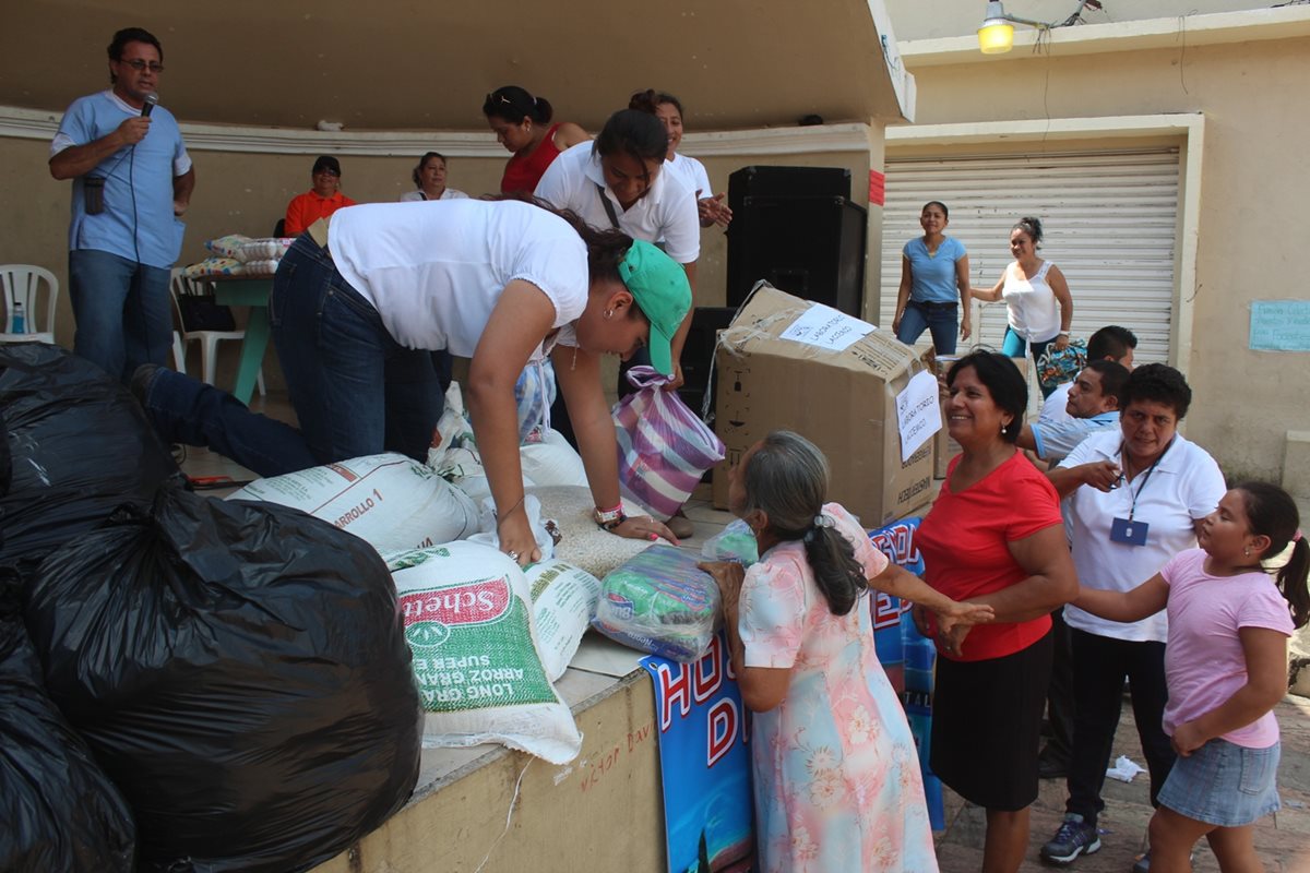 Vecinos de Coatepeque, Quetzaltenango, colaboran en una colecta para beneficiar al Hospital Regional de la localidad. (Foto Prensa Libre: Hemeroteca PL)