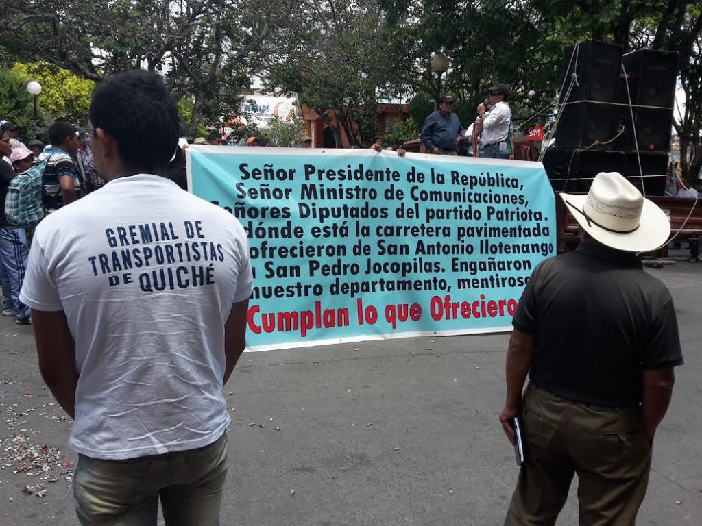 Pilotos protestan frente a la Gobernación Departamental, en Santa Cruz del Quiché, para exigir reparación de carretera. (Foto Prensa Libre: Óscar Figueroa)