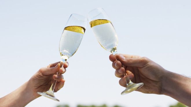 El sonido de las burbujas, que depende de su tamaño, revelan la calidad del vino. (Getty Images)