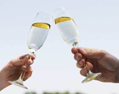 Cómo saber si un vino espumoso o una champaña son buenos o malos por el sonido de las burbujas