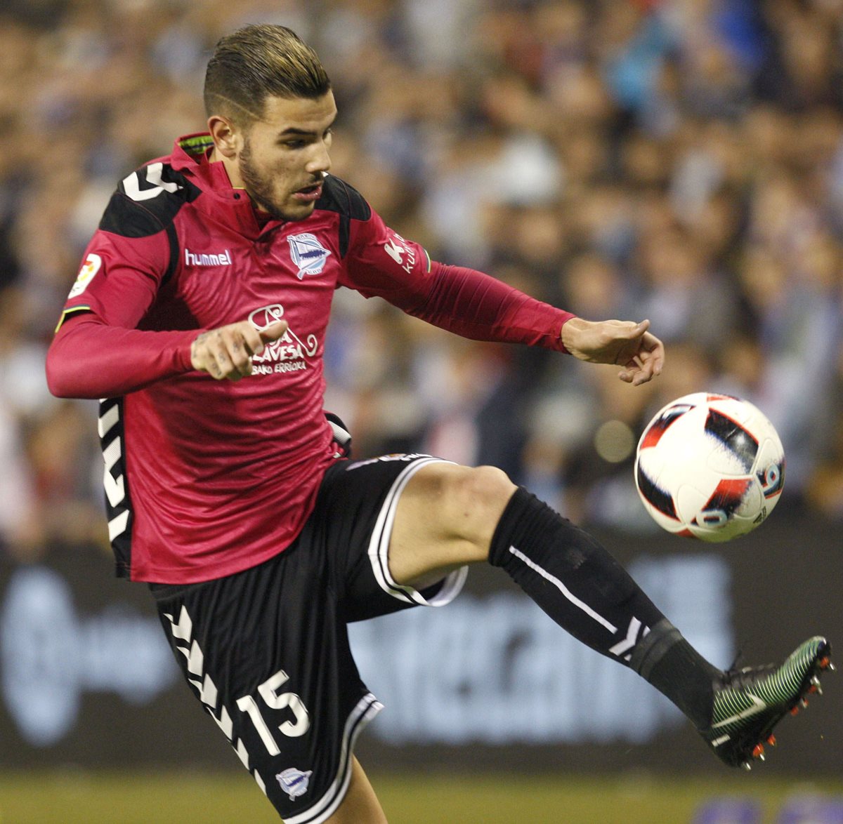 El lateral izquierdo francés, Theo Hernández, se convirtió en el nuevo jugador del Real Madrid para las seis próximas temporadas. (Foto Prensa Libre: EFE)
