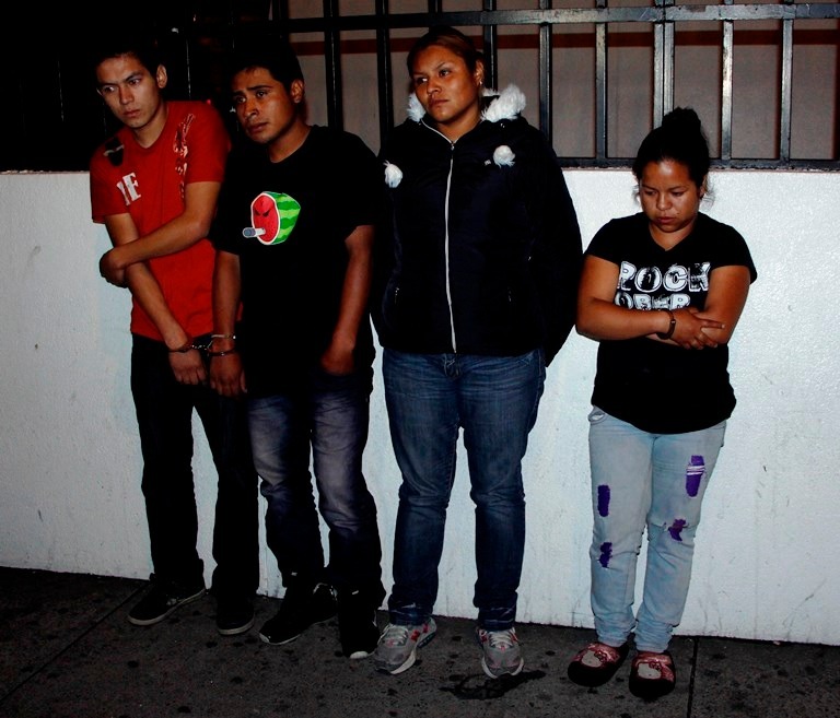 Los detenidos, entre ellos dos mujeres, recibían Q2 mil de un comerciante a cambio de no asesinarlo en San José Pinula. (Foto Prensa Libre: PNC)