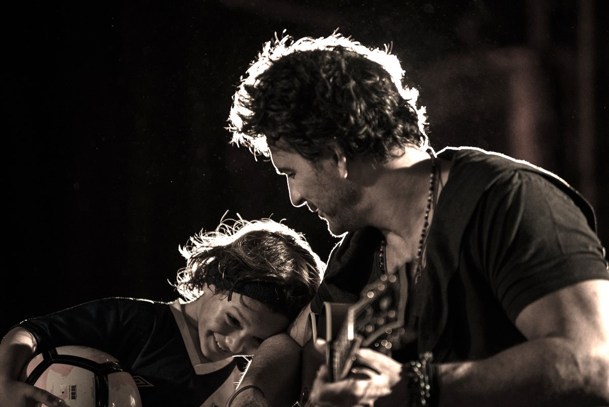 En las escenas del video Nada es como tú, Ricardo Arjona aparece junto a su hijo menor, Nico. (Foto Prensa Libre: Cortesía Metamorfosis)