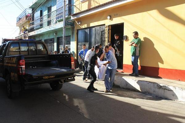 Carlos Humberto Peralta fue localizado muerto en su vivienda. (Foto Prensa Libre: Carlos Paredes).