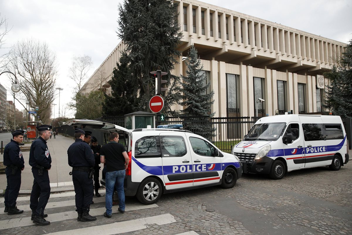 La Embajada de Rusia en París, Francia. El ministerio francés de Exteriores anunció que expulsará a cuatro diplomáticos rusos en respuesta al envenenamiento del exespía ruso.(Foto Prensa Libre:EFE).