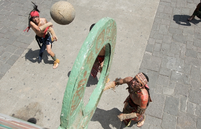 Presentación de juego de pelota maya en la Plaza de la Constitución. (Foto: Hemeroteca PL)