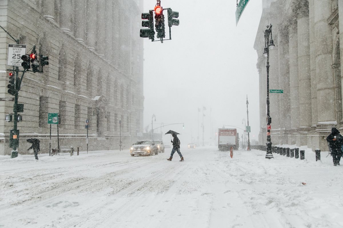 Peatones caminan bajo la nieve un frío día de invierno en Nueva York. (Foto Prensa Libre: EFE)