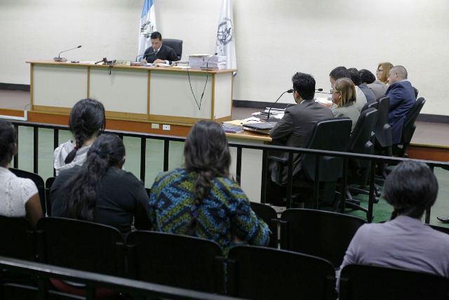 Implicados en el caso Hogar Seguro escuchan los señalamiento del MP. (Foto Prensa Libre: Paulo Raquec)