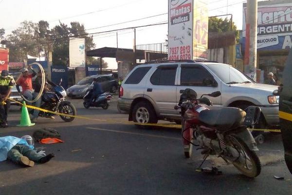 Según testigos, el motorista no portaba el casco protector al memento del percance. (Foto Prensa Libre: Víctor Chamalé).