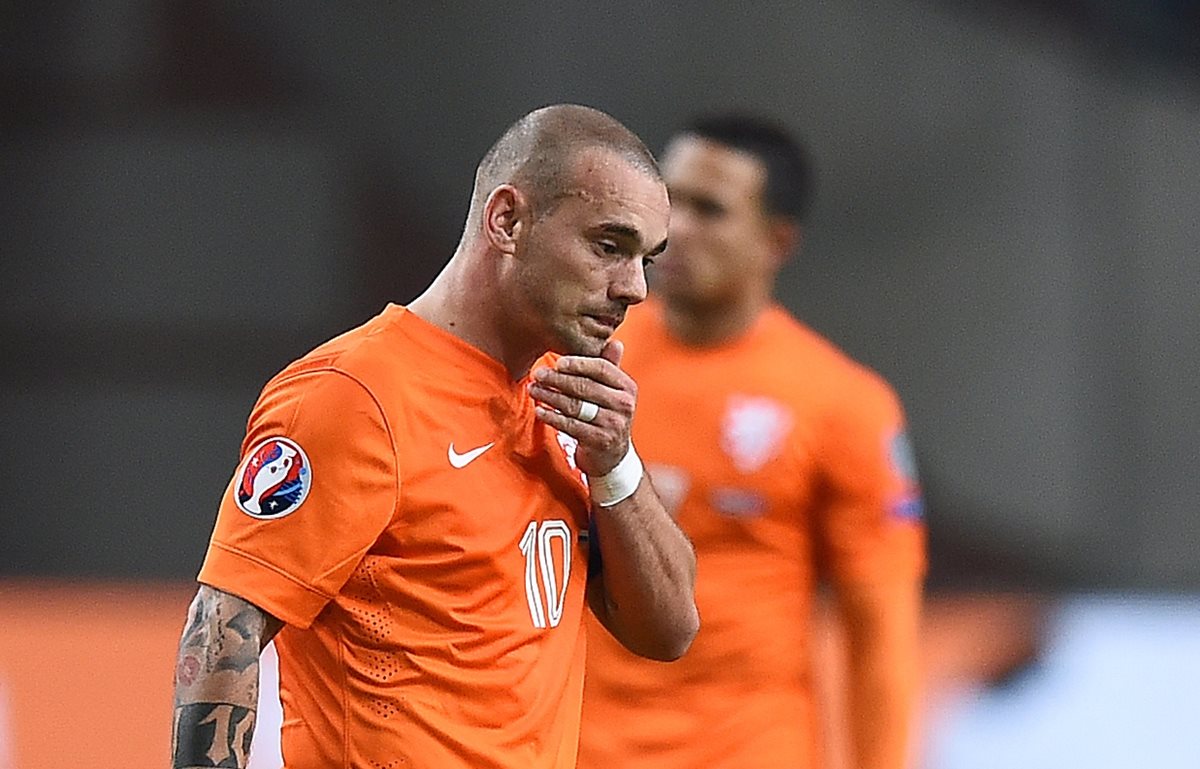 Sneijder sufrió uno de los dolores más fuertes al quedar fuera del Mundial 2018, a disputarse en 101 días. (Foto Prensa Libre: AFP)
