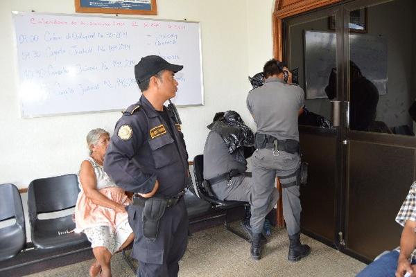 Los dos guardias que estaban a cargo del recluso  esperan ser ingresados en el Juzgado de Paz de Zacapa.