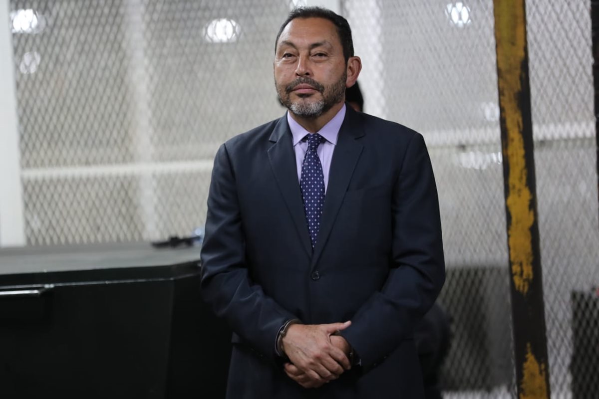 El exministro de Gobernación, Mauricio López Bonilla, luego de haber sido sentenciado por el caso Blindados. (Foto Prensa Libre: Érick Ávila)