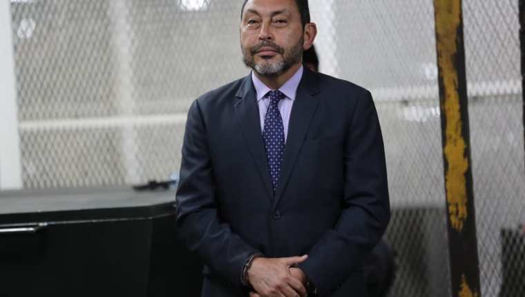 El exministro de Gobernación, Mauricio López Bonilla, luego de haber sido sentenciado por el caso Blindados. (Foto Prensa Libre: Érick Ávila)