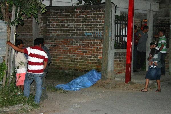 Vecinos ven  cadáver de José Bonilla.
