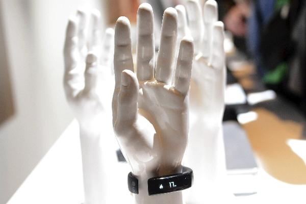 LA PULSERA  LifeBand Touch monitorea la actividad física. (Foto Prensa Libre: EFE)