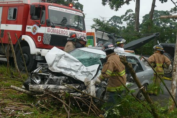 El frente de automóvil que chocó contra tráiler quedó destruido. (Foto Prensa Libre: Edwin Perdomo)