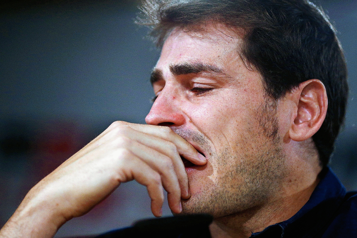 Casillas no pudo contener las lágrimas en su conferencia de despedida esta mañana. (Foto Prensa Libre: AP)